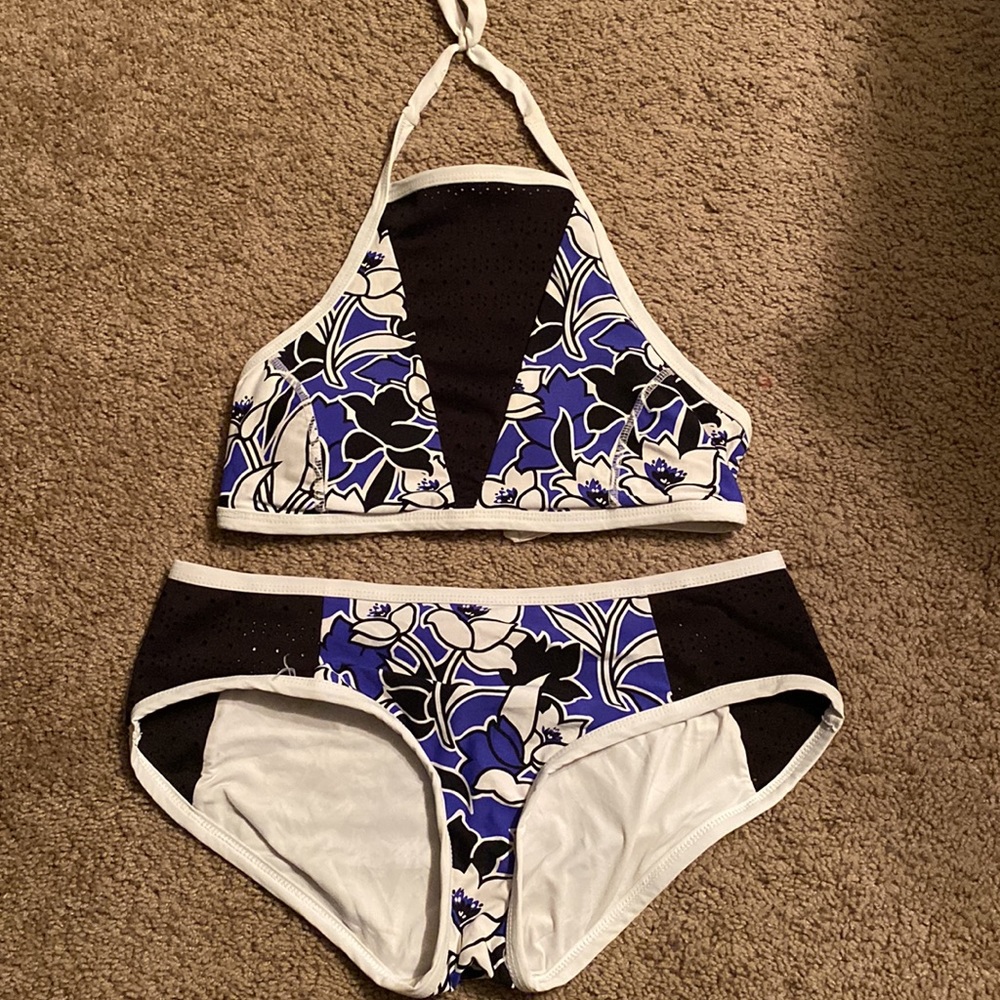 Kenneth Cole locker size large athletic bikini